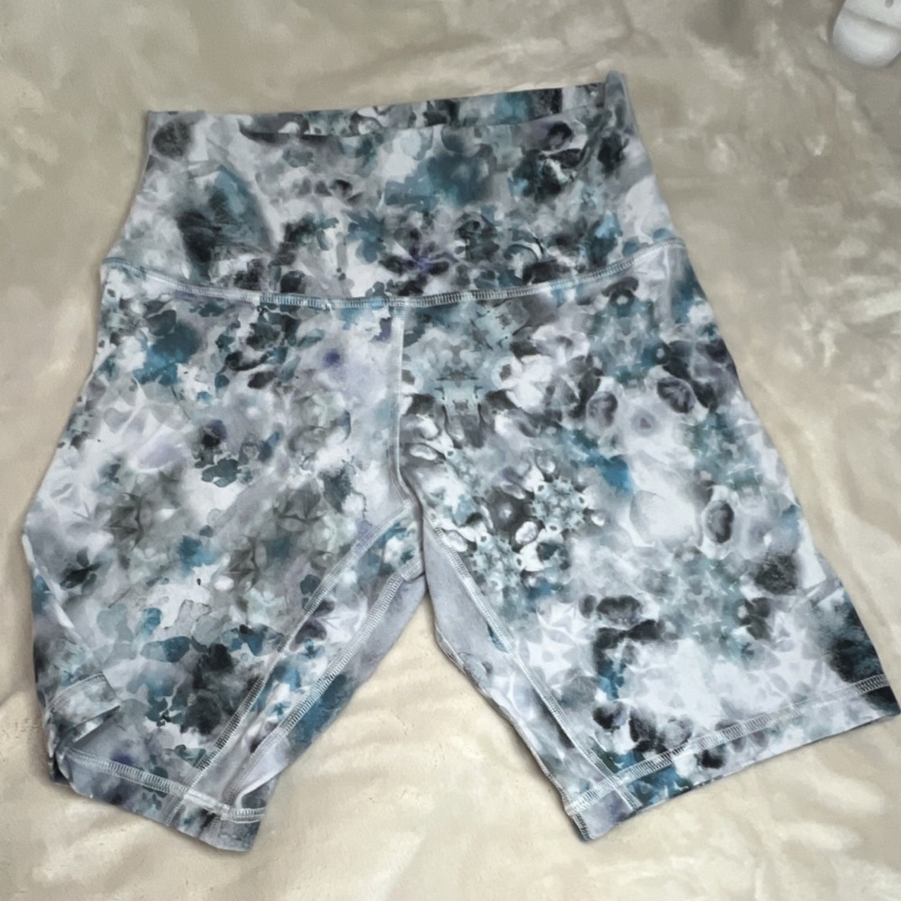 Lululemon Women's Biker Shorts Blue Gray Abstract Print Stretch Breathable